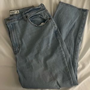 Abercrombie - Curve Love Ultra High Rise Ankle Straight Jeans